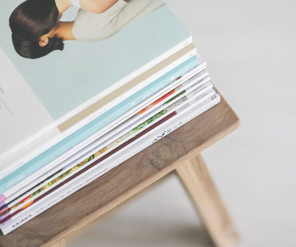 magazines-wooden-chair